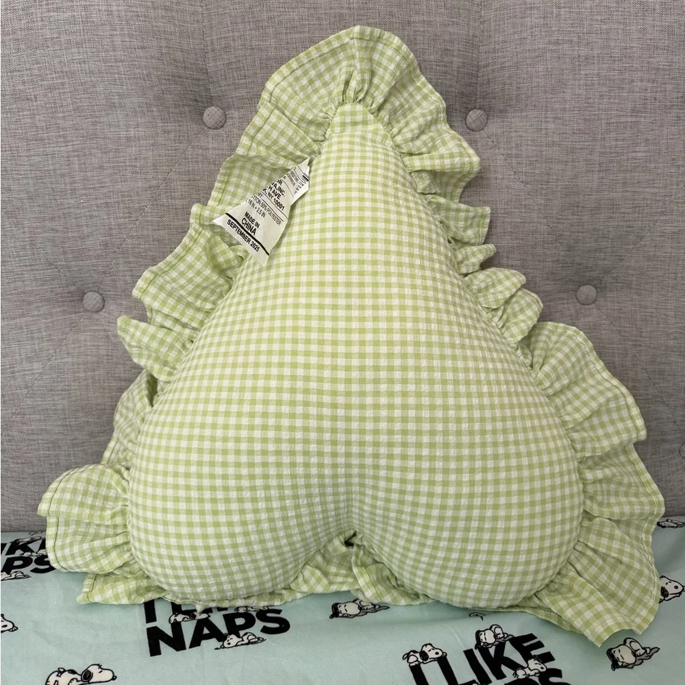 Hot mess express pillow nwot